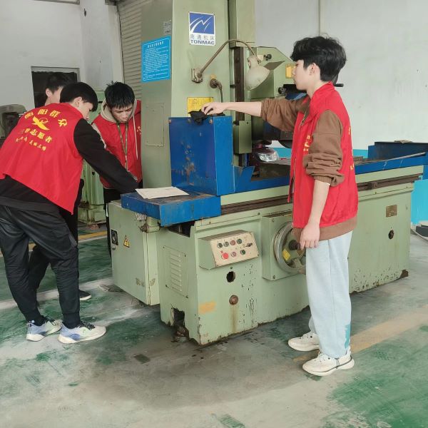 智能制造學(xué)院青年志愿者開(kāi)展“愛(ài)勞動(dòng) 車(chē)間5S大掃除” 學(xué)雷鋒活動(dòng)